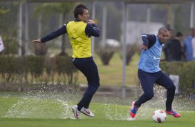 Paulo Andr e Emerson durante o treino realizado esta tarde no CT Joaquim Grava, localizado no Parque Ecolgico do Tiete. O prximo jogo da equipe ser quarta-feira, dia 13/06, contra o Santos, na Vila Belmiro, jogo de ida vlido pela semi final da Copa Libertadores da Amrica 2012