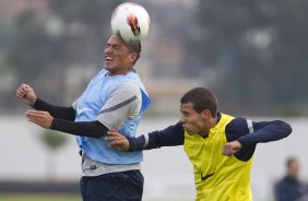 Ralf, de azul, durante o treino realizado esta tarde no CT Joaquim Grava, localizado no Parque Ecolgico do Tiete. O prximo jogo da equipe ser quarta-feira, dia 13/06, contra o Santos, na Vila Belmiro, jogo de ida vlido pela semi final da Copa Libertadores da Amrica 2012