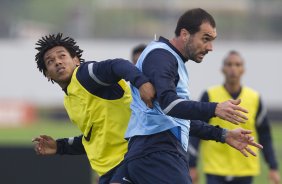 Romarinho e Danilo durante o treino realizado esta tarde no CT Joaquim Grava, localizado no Parque Ecolgico do Tiete. O prximo jogo da equipe ser quarta-feira, dia 13/06, contra o Santos, na Vila Belmiro, jogo de ida vlido pela semi final da Copa Libertadores da Amrica 2012