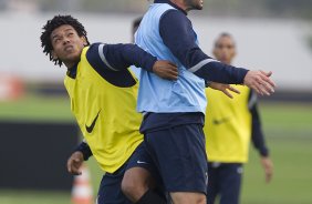 Romarinho e Danilo durante o treino realizado esta tarde no CT Joaquim Grava, localizado no Parque Ecolgico do Tiete. O prximo jogo da equipe ser quarta-feira, dia 13/06, contra o Santos, na Vila Belmiro, jogo de ida vlido pela semi final da Copa Libertadores da Amrica 2012