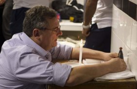 O presidente Mario Gobbi rezando nos vestirios antes da partida entre Santos/Brasil x Corinthians/Brasil, realizada esta noite no estdio da Vila Belmiro, jogo de ida, vlido pela semi final da Copa Libertadores de Amrica 2012