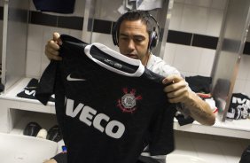 Jogadores com as camisas do novo patrocinador, a IVECO, antes da partida entre Santos/Brasil x Corinthians/Brasil, realizada esta noite no estdio da Vila Belmiro, jogo de ida, vlido pela semi final da Copa Libertadores de Amrica 2012