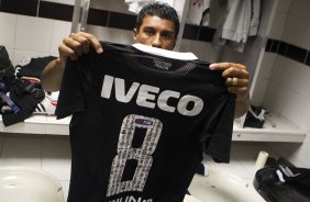 Jogadores com as camisas do novo patrocinador, a IVECO, antes da partida entre Santos/Brasil x Corinthians/Brasil, realizada esta noite no estdio da Vila Belmiro, jogo de ida, vlido pela semi final da Copa Libertadores de Amrica 2012