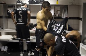 Jogadores com as camisas do novo patrocinador, a IVECO, antes da partida entre Santos/Brasil x Corinthians/Brasil, realizada esta noite no estdio da Vila Belmiro, jogo de ida, vlido pela semi final da Copa Libertadores de Amrica 2012