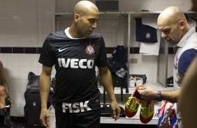 Jogadores com as camisas do novo patrocinador, a IVECO, antes da partida entre Santos/Brasil x Corinthians/Brasil, realizada esta noite no estdio da Vila Belmiro, jogo de ida, vlido pela semi final da Copa Libertadores de Amrica 2012