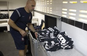 Jogadores com as camisas do novo patrocinador, a IVECO, antes da partida entre Santos/Brasil x Corinthians/Brasil, realizada esta noite no estdio da Vila Belmiro, jogo de ida, vlido pela semi final da Copa Libertadores de Amrica 2012