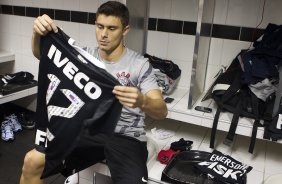 Jogadores com as camisas do novo patrocinador, a IVECO, antes da partida entre Santos/Brasil x Corinthians/Brasil, realizada esta noite no estdio da Vila Belmiro, jogo de ida, vlido pela semi final da Copa Libertadores de Amrica 2012