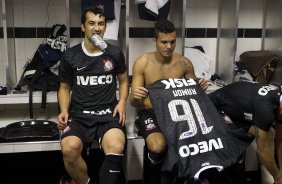 Jogadores com as camisas do novo patrocinador, a IVECO, antes da partida entre Santos/Brasil x Corinthians/Brasil, realizada esta noite no estdio da Vila Belmiro, jogo de ida, vlido pela semi final da Copa Libertadores de Amrica 2012