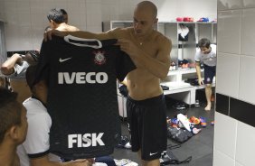 Jogadores com as camisas do novo patrocinador, a IVECO, antes da partida entre Santos/Brasil x Corinthians/Brasil, realizada esta noite no estdio da Vila Belmiro, jogo de ida, vlido pela semi final da Copa Libertadores de Amrica 2012