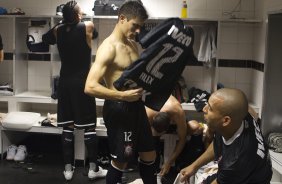 Jogadores com as camisas do novo patrocinador, a IVECO, antes da partida entre Santos/Brasil x Corinthians/Brasil, realizada esta noite no estdio da Vila Belmiro, jogo de ida, vlido pela semi final da Copa Libertadores de Amrica 2012