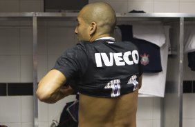 Jogadores com as camisas do novo patrocinador, a IVECO, antes da partida entre Santos/Brasil x Corinthians/Brasil, realizada esta noite no estdio da Vila Belmiro, jogo de ida, vlido pela semi final da Copa Libertadores de Amrica 2012