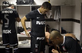 Jogadores com as camisas do novo patrocinador, a IVECO, antes da partida entre Santos/Brasil x Corinthians/Brasil, realizada esta noite no estdio da Vila Belmiro, jogo de ida, vlido pela semi final da Copa Libertadores de Amrica 2012