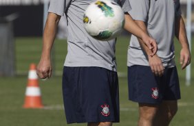 Douglas e Gilsinho durante o treino realizado esta manh no CT Joaquim Grava, localizado no Parque Ecolgico do Tiete. O prximo jogo da equipe ser amanh, domingo, dia 17/06, contra a Ponte Preta, em Campinas, vlido pela 5 rodada do Campeonato Brasileiro de 2012