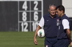 Tite e seu auxiliar Fabio Carille durante o treino realizado esta manh no CT Joaquim Grava, localizado no Parque Ecolgico do Tiete. O prximo jogo da equipe ser amanh, domingo, dia 17/06, contra a Ponte Preta, em Campinas, vlido pela 5 rodada do Campeonato Brasileiro de 2012