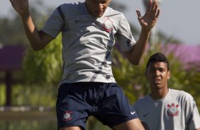 William Aro e Antnio Carlos durante o treino realizado esta manh no CT Joaquim Grava, localizado no Parque Ecolgico do Tiete. O prximo jogo da equipe ser amanh, domingo, dia 17/06, contra a Ponte Preta, em Campinas, vlido pela 5 rodada do Campeonato Brasileiro de 2012