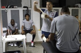 Adilson, Romarinho, o enfermeiro Cleber Costa e Elton nos vestirios antes da partida entre Ponte Preta/Campinas x Corinthians, realizada esta noite no estdio Moiss Lucarelli, vlida pela 5 rodada do Campeonato Brasileiro de 2012