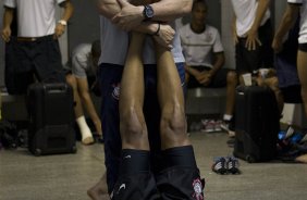 O fisioterapeuta Bruno Mazziotti com Elton nos vestiários antes da partida entre Ponte Preta/Campinas x Corinthians, realizada esta noite no estádio Moisés Lucarelli, válida pela 5ª rodada do Campeonato Brasileiro de 2012