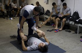 O fisioterapeuta Bruno Mazziotti e Willian nos vestiários antes da partida entre Ponte Preta/Campinas x Corinthians, realizada esta noite no estádio Moisés Lucarelli, válida pela 5ª rodada do Campeonato Brasileiro de 2012