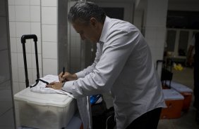 O tcnico Tite autografa uma camisa do Corinthians nos vestirios antes da partida entre Ponte Preta/Campinas x Corinthians, realizada esta noite no estdio Moiss Lucarelli, vlida pela 5 rodada do Campeonato Brasileiro de 2012