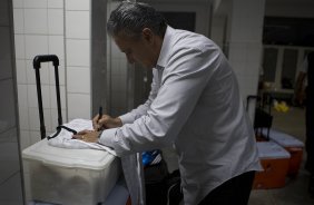 O técnico Tite autografa uma camisa do Corinthians nos vestiários antes da partida entre Ponte Preta/Campinas x Corinthians, realizada esta noite no estádio Moisés Lucarelli, válida pela 5ª rodada do Campeonato Brasileiro de 2012