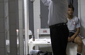 O técnico Tite rezando nos vestiários antes da partida entre Ponte Preta/Campinas x Corinthians, realizada esta noite no estádio Moisés Lucarelli, válida pela 5ª rodada do Campeonato Brasileiro de 2012