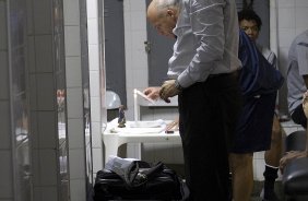 O técnico Tite rezando nos vestiários antes da partida entre Ponte Preta/Campinas x Corinthians, realizada esta noite no estádio Moisés Lucarelli, válida pela 5ª rodada do Campeonato Brasileiro de 2012