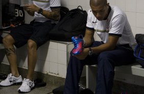 Ramon e Willian Arão nos vestiários antes da partida entre Ponte Preta/Campinas x Corinthians, realizada esta noite no estádio Moisés Lucarelli, válida pela 5ª rodada do Campeonato Brasileiro de 2012