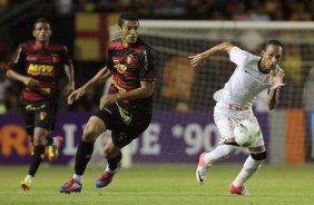 Ailson Sport disputa a bola com o jogador Liedson do Corinthians durante partida vlida pelo Campeonato Brasileiro realizado na Ilha do Retiro