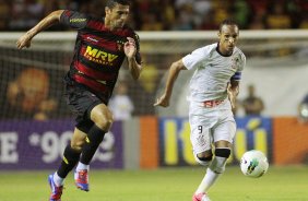 Ailson Sport disputa a bola com o jogador Liedson do Corinthians durante partida vlida pelo Campeonato Brasileiro realizado na Ilha do Retiro