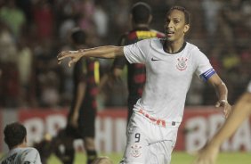 Liedson do Corinthians comemora após marca gol contra a equipe do Sport durante partida válida pelo Campeonato Brasileiro realizado na Ilha do Retiro