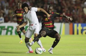 Tobi Sport disputa a bola com o jogador Romarinho do Corinthians durante partida vlida pelo Campeonato Brasileiro realizado na Ilha do Retiro