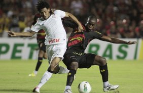 Tobi Sport disputa a bola com o jogador Romarinho do Corinthians durante partida válida pelo Campeonato Brasileiro realizado na Ilha do Retiro