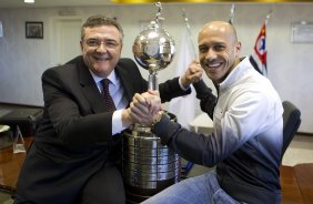 O presidente do Corinthians Mario Gobbi, acompanhado do capitao Alessandro leva a Taca da Libertadores da América 2012 para o Memorial do Corinthians, no Parque São Jorge