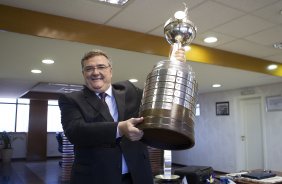 O presidente do Corinthians Mario Gobbi, acompanhado do capitao Alessandro leva a Taca da Libertadores da Amrica 2012 para o Memorial do Corinthians, no Parque So Jorge