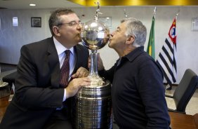 O presidente do Corinthians Mario Gobbi, acompanhado do capitao Alessandro leva a Taca da Libertadores da Amrica 2012 para o Memorial do Corinthians, no Parque So Jorge