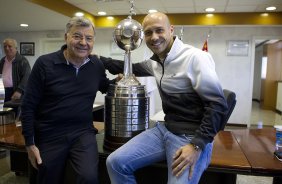O presidente do Corinthians Mario Gobbi, acompanhado do capitao Alessandro leva a Taca da Libertadores da América 2012 para o Memorial do Corinthians, no Parque São Jorge