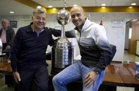 O presidente do Corinthians Mario Gobbi, acompanhado do capitao Alessandro leva a Taca da Libertadores da Amrica 2012 para o Memorial do Corinthians, no Parque So Jorge