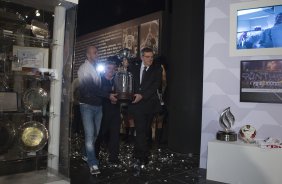 O presidente do Corinthians Mario Gobbi, acompanhado do capitao Alessandro leva a Taca da Libertadores da Amrica 2012 para o Memorial do Corinthians, no Parque So Jorge