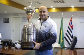 O presidente do Corinthians Mario Gobbi, acompanhado do capitao Alessandro leva a Taca da Libertadores da Amrica 2012 para o Memorial do Corinthians, no Parque So Jorge