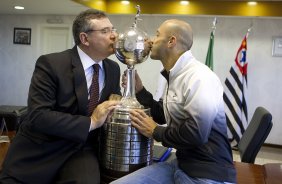 O presidente do Corinthians Mario Gobbi, acompanhado do capitao Alessandro leva a Taca da Libertadores da Amrica 2012 para o Memorial do Corinthians, no Parque So Jorge