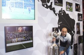 O presidente do Corinthians Mario Gobbi, acompanhado do capitao Alessandro leva a Taca da Libertadores da Amrica 2012 para o Memorial do Corinthians, no Parque So Jorge