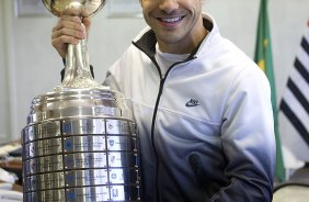 O presidente do Corinthians Mario Gobbi, acompanhado do capitao Alessandro leva a Taca da Libertadores da América 2012 para o Memorial do Corinthians, no Parque São Jorge