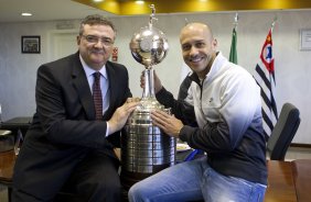 O presidente do Corinthians Mario Gobbi, acompanhado do capitao Alessandro leva a Taca da Libertadores da Amrica 2012 para o Memorial do Corinthians, no Parque So Jorge