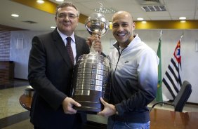 O presidente do Corinthians Mario Gobbi, acompanhado do capitao Alessandro leva a Taca da Libertadores da Amrica 2012 para o Memorial do Corinthians, no Parque So Jorge