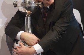 O presidente do Corinthians Mario Gobbi, acompanhado do capitao Alessandro leva a Taca da Libertadores da América 2012 para o Memorial do Corinthians, no Parque São Jorge