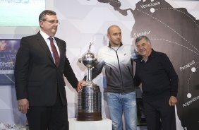O presidente do Corinthians Mario Gobbi, acompanhado do capitao Alessandro leva a Taca da Libertadores da América 2012 para o Memorial do Corinthians, no Parque São Jorge
