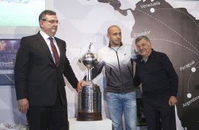 O presidente do Corinthians Mario Gobbi, acompanhado do capitao Alessandro leva a Taca da Libertadores da Amrica 2012 para o Memorial do Corinthians, no Parque So Jorge