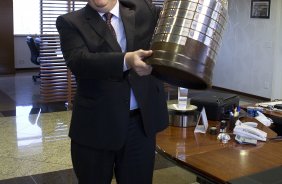 O presidente do Corinthians Mario Gobbi, acompanhado do capitao Alessandro leva a Taca da Libertadores da América 2012 para o Memorial do Corinthians, no Parque São Jorge