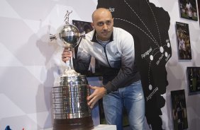 O presidente do Corinthians Mario Gobbi, acompanhado do capitao Alessandro leva a Taca da Libertadores da América 2012 para o Memorial do Corinthians, no Parque São Jorge