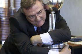 O presidente do Corinthians Mario Gobbi, acompanhado do capitao Alessandro leva a Taca da Libertadores da Amrica 2012 para o Memorial do Corinthians, no Parque So Jorge